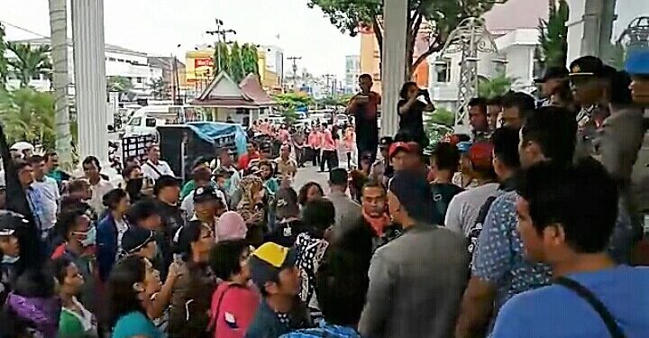 Demo Tolak Pembangunan di Pasar Horas Diwarnai Bentrok Pedagang dengan Satpol PP Demo Tolak Pembangunan di Pasar Horas Diwarnai Bentrok Pedagang dengan Satpol PP