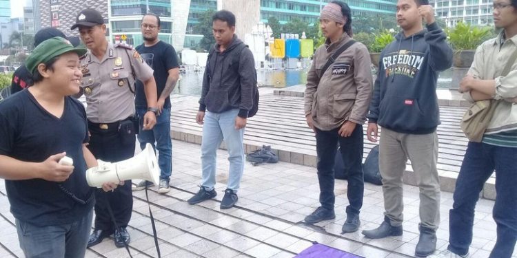 Sejumlah Wartawan Protes Aksi Barbar Kader PDI P di Kantor Radar Bogor Sejumlah Wartawan Protes Aksi Barbar Kader PDI P di Kantor Radar Bogor