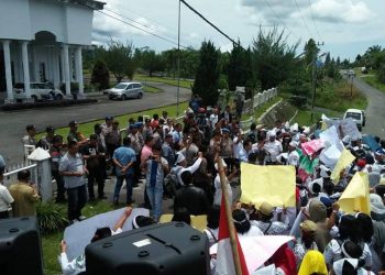 Tolak Pengurangan Gaji, Guru Honor dan Tenaga Kesehatan Demo Kantor Bupati dan DPRD Simalungun