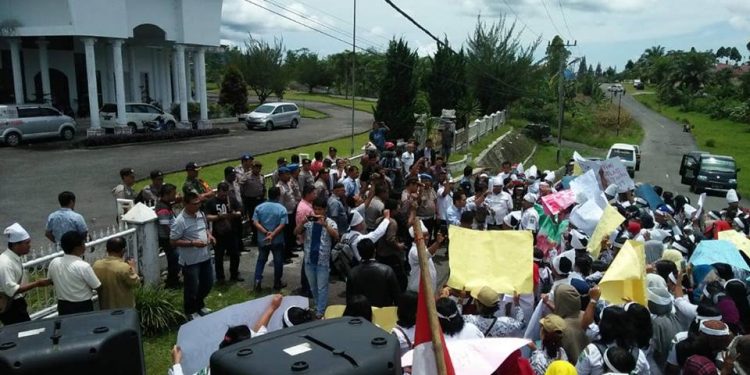 Tolak Pengurangan Gaji, Guru Honor dan Tenaga Kesehatan Demo Kantor Bupati dan DPRD Simalungun