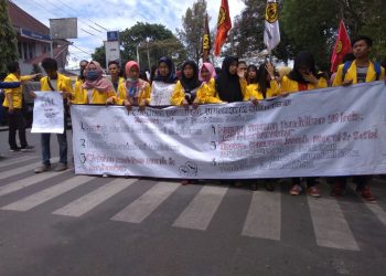 Peringatan Hari Pendidikan, Massa LMND Demo ke DPRD