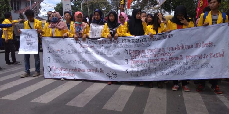Peringatan Hari Pendidikan, Massa LMND Demo ke DPRD