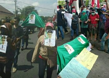 Pengunjuk Rasa Bawa Keranda ke Balaikota
