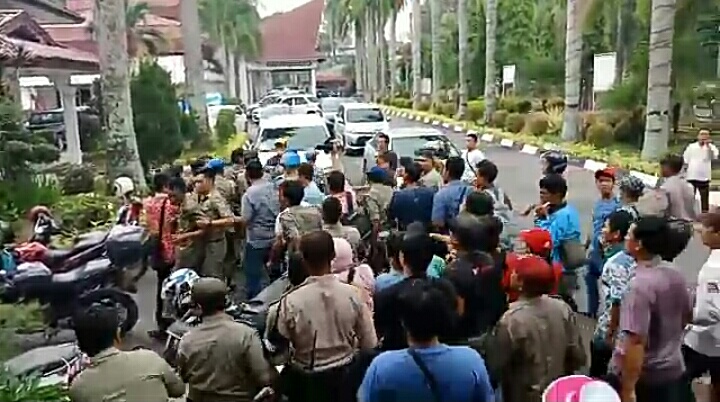 Demo Tolak Pembangunan di Pasar Horas Diwarnai Bentrok Pedagang dengan Satpol PP Demo Tolak Pembangunan di Pasar Horas Diwarnai Bentrok Pedagang dengan Satpol PP