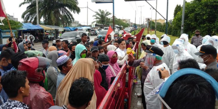 Warga Tanjung Hataran Demo di RSUD Perdagangan, Minta 17 Pasien Covid-19 Dipulangkan Warga Tanjung Hataran Demo di RSUD Perdagangan, Minta 17 Pasien Covid-19 Dipulangkan
