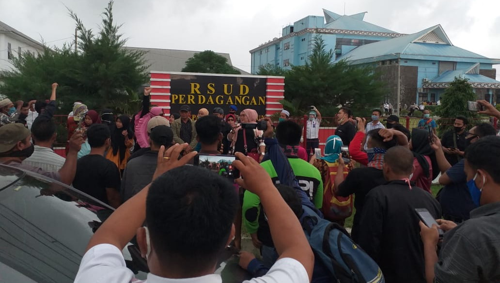 Warga Tanjung Hataran Demo di RSUD Perdagangan, Minta 17 Pasien Covid-19 Dipulangkan