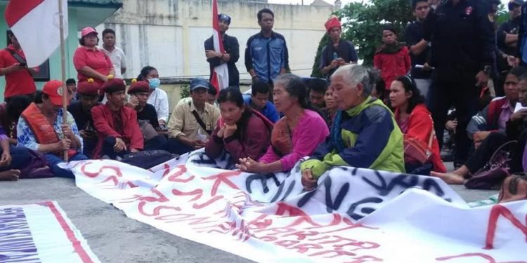 Aparat Hukum Dinilai Tidak Netral, Warga Sihaporas Geruduk Pengadilan Negeri Simalungun