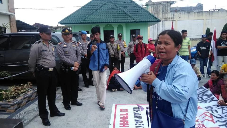 Aparat Hukum Dinilai Tidak Netral, Warga Sihaporas Geruduk Pengadilan Negeri Simalungun