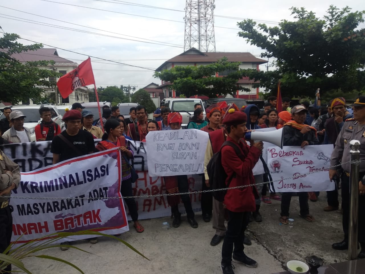 Aparat Hukum Dinilai Tidak Netral, Warga Sihaporas Geruduk Pengadilan Negeri Simalungun