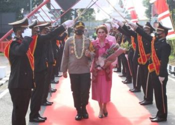 AKBP Deni Kurniawan Disambut Pedang Pora di Labuhanbatu