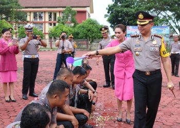 AKBP Deni Kurniawan Siram Personil Di Lapangan Apel, Limabelas Personil Laksanakan Korps Raport