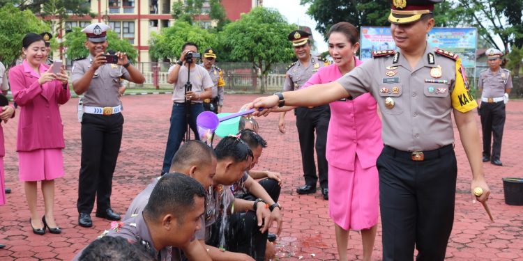AKBP Deni Kurniawan Siram Personil Di Lapangan Apel, Limabelas Personil Laksanakan Korps Raport