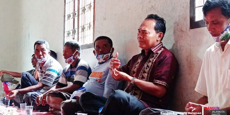 TPS Menangis Selalu Dengar Keluhan Warga tentang Jalan Rusak TPS Menangis Selalu Dengar Keluhan Warga tentang Jalan Rusak