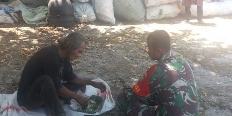 Babinsa Koramil 02/Siantar Timur Beri Makan ODGJ