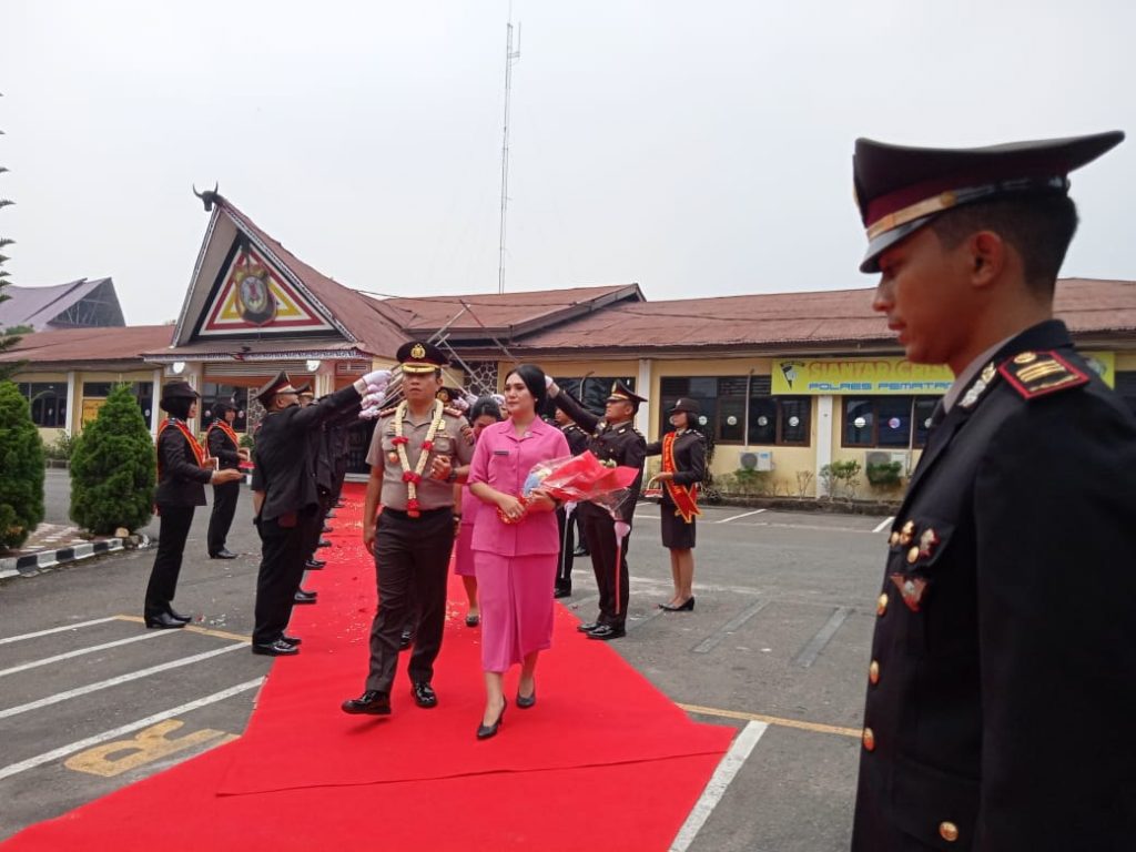 Pisah-Sambut Kapolres, AKBP Heribertus Ompusunggu Sapa Masyarakat Siantar Naik BSA Pisah-Sambut Kapolres, AKBP Heribertus Ompusunggu Sapa Masyarakat Siantar Naik BSA