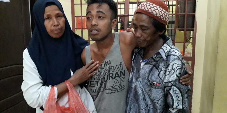 Sempat Dituduh Penculik Anak, Pria ini Akhirnya Diserahkan ke Keluarganya Sempat Dituduh Penculik Anak, Pria ini Akhirnya Diserahkan ke Keluarganya