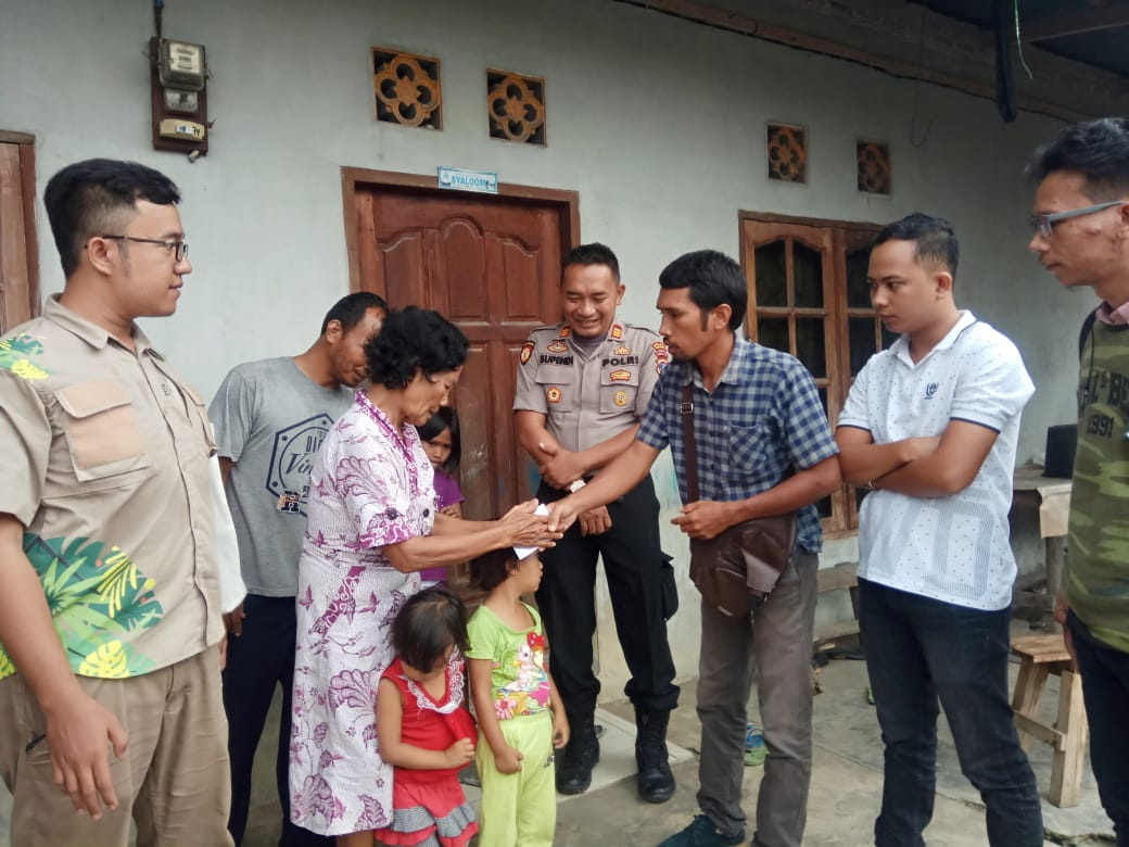 Panitia Natal Jurnalis Siantar-Simalungun Berbagi Kasih Dengan Sekeluarga Pengidap Difteri Panitia Natal Jurnalis Siantar-Simalungun Berbagi Kasih Dengan Sekeluarga Pengidap Difteri