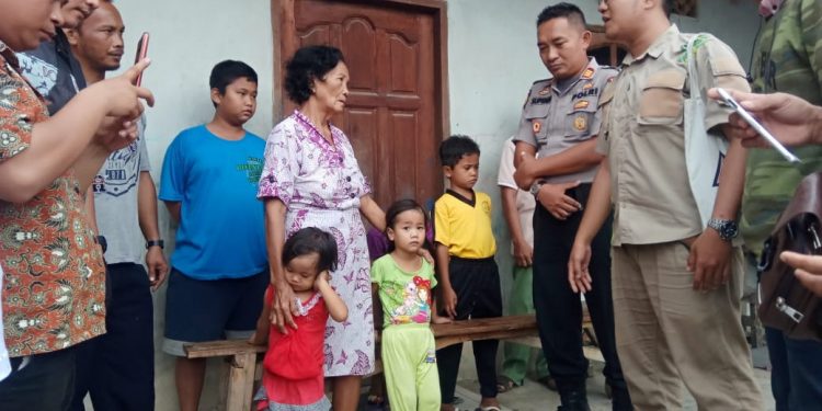 Panitia Natal Jurnalis Siantar-Simalungun Berbagi Kasih Dengan Sekeluarga Pengidap Difteri Panitia Natal Jurnalis Siantar-Simalungun Berbagi Kasih Dengan Sekeluarga Pengidap Difteri