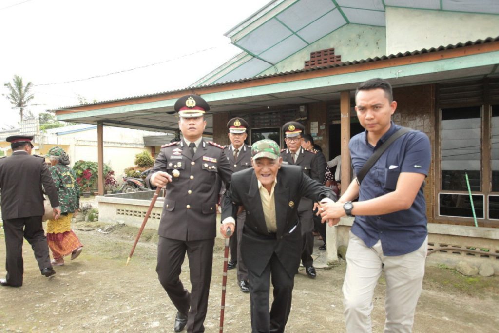 Patut Dicontoh, Kapolres Simalungun Ajak Veteran Ngopi Usai Upacara Hari Pahlawan Patut Dicontoh, Kapolres Simalungun Ajak Veteran Ngopi Usai Upacara Hari Pahlawan