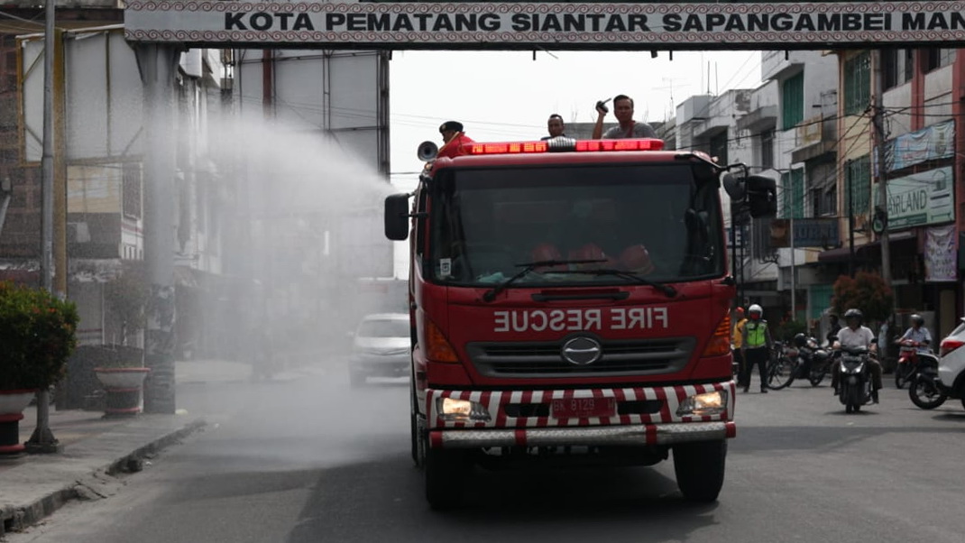 Perangi Covid-19, Sejumlah Ruas Jalan di Siantar Disemprot Disinfektan Perangi Covid-19, Sejumlah Ruas Jalan di Siantar Disemprot Disinfektan