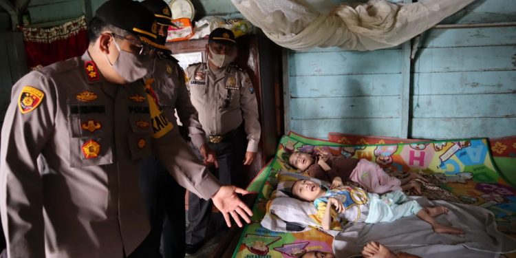 4 Abang Beradik Marga Sagala Penyandang Disabilitas Terima Bantuan dari Polres Dairi