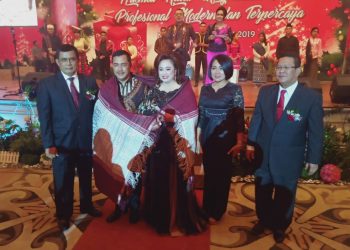 Irjen Pol Agus Andrianto,SH,MH dan Istri Diulosi Saat Hadiri Perayaan Natal Polda Sumatera Utara
