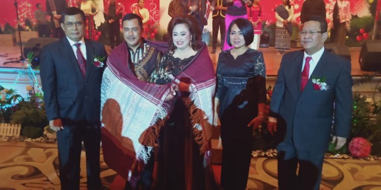 Irjen Pol Agus Andrianto,SH,MH dan Istri Diulosi Saat Hadiri Perayaan Natal Polda Sumatera Utara