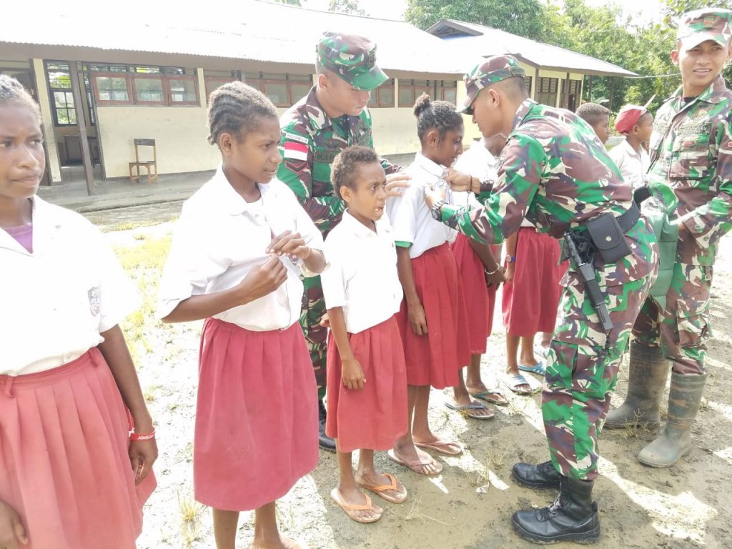 Satgas Yonif 126 Kala Cakti Bersama Nusantara Sehat Buat Apotek Hidup dan Lantik Dokter Cilik di Sekolah Perbatasan