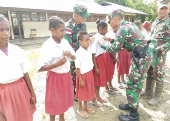 Satgas Yonif 126 Kala Cakti Bersama Nusantara Sehat Buat Apotek Hidup dan Lantik Dokter Cilik di Sekolah Perbatasan