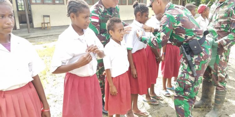 Satgas Yonif 126 Kala Cakti Bersama Nusantara Sehat Buat Apotek Hidup dan Lantik Dokter Cilik di Sekolah Perbatasan