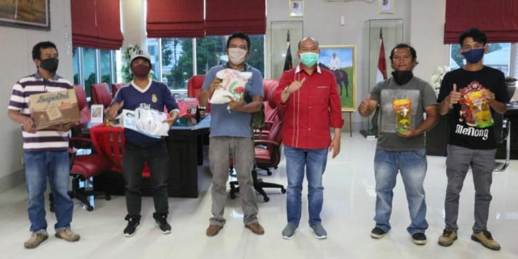 Bupati Taput Bantu Profesional Dokumentasi Pesta Terdampak Covid-19