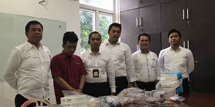 Tiga Tahun Buka Praktek, Dokter Gigi Gadungan ini Akhirnya Diringkus Polisi Tiga Tahun Buka Praktek, Dokter Gigi Gadungan ini Akhirnya Diringkus Polisi