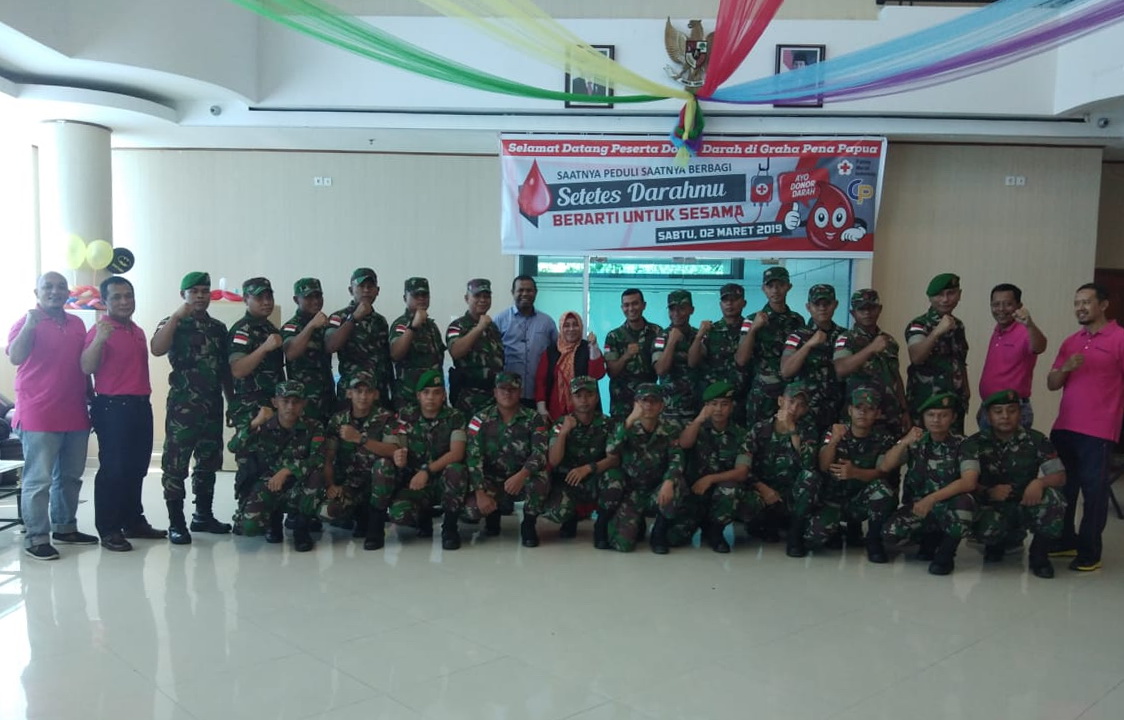 Satgas Yonif 126/Kala Cakti Donorkan Darahnya Untuk Kemanusiaan Satgas Yonif 126/Kala Cakti Donorkan Darahnya Untuk Kemanusiaan