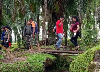 Jembatan Putus, Warga Terpaksa Pakai Jembatan Darurat
