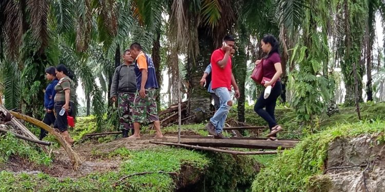 Jembatan Putus, Warga Terpaksa Pakai Jembatan Darurat