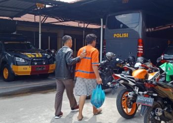 Terekam CCTV Curi Sepedamotor di AMIK Tunas Bangsa, Driver Gojek ini Sering Curi Ayam