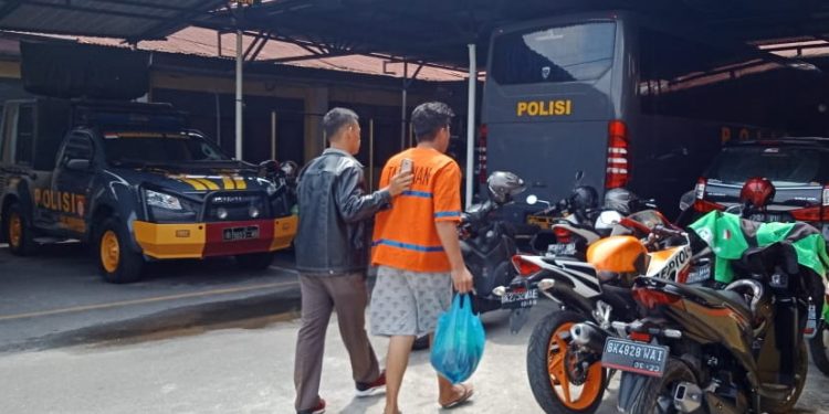 Terekam CCTV Curi Sepedamotor di AMIK Tunas Bangsa, Driver Gojek ini Sering Curi Ayam