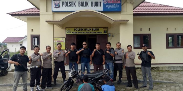 Dua Pencuri Sepedamotor Ditangkap Tanpa Perlawanan Dua Pencuri Sepedamotor Ditangkap Tanpa Perlawanan