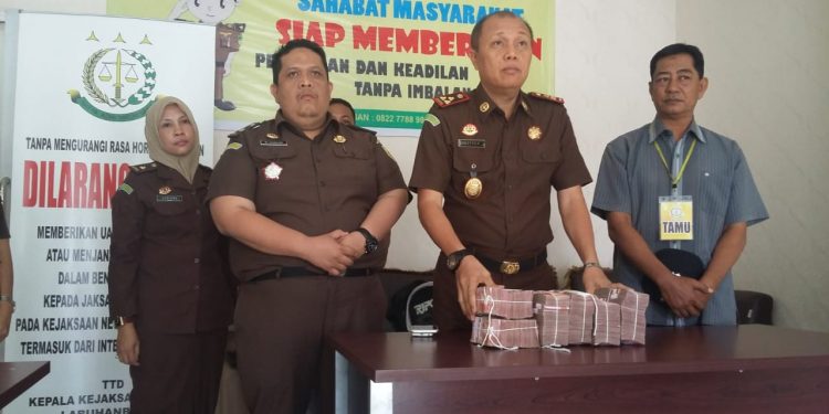 Dua Tersangka Korupsi Lampu Jalan Ditahan Kejaksaan Labuhanbatu Dua Tersangka Korupsi Lampu Jalan Ditahan Kejaksaan Labuhanbatu