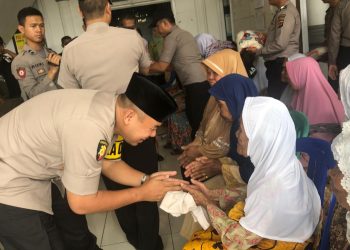Kapolres Bogor Bagikan Paket Sembako Kepada Kaum Duafa