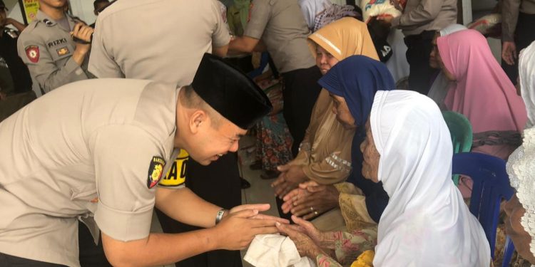 Kapolres Bogor Bagikan Paket Sembako Kepada Kaum Duafa