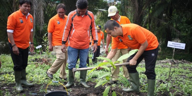 Penanaman Sejuta Pohon di Bantaran Sungai Bah Bolon Siantar Dukung Danau Toba Penanaman Sejuta Pohon di Bantaran Sungai Bah Bolon Siantar Dukung Danau Toba