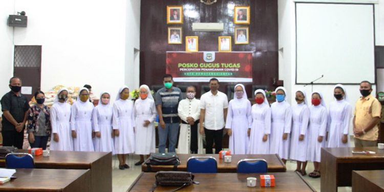 Walikota Siantar Serahkan Bantuan Sembako untuk Yayasan Vita Dulcedo