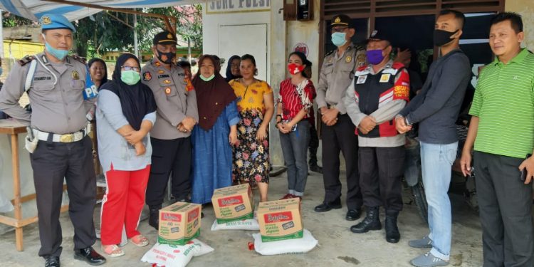 Polsek Serbelawan Bantu Korban Kebakaran