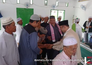 Sholat Jumat di Talun Kondot, Hasim Dapat Dukungan Warga menjadi Bupati