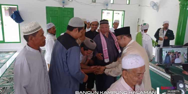 Sholat Jumat di Talun Kondot, Hasim Dapat Dukungan Warga menjadi Bupati Sholat Jumat di Talun Kondot, Hasim Dapat Dukungan Warga menjadi Bupati
