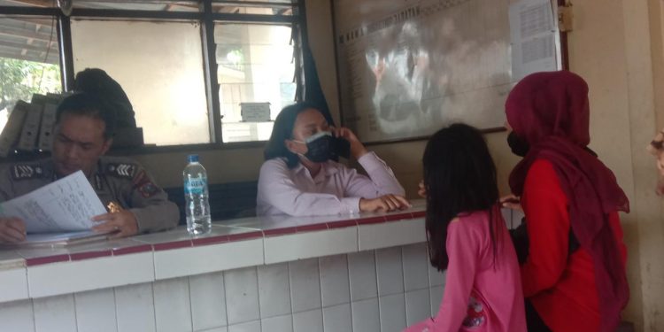 Seorang Ayah Dilaporkan Pukul Anak Perempuannya dengan Besi, Badan Dicambuk Tali