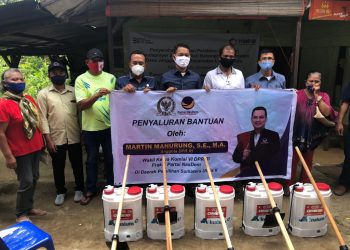 Martin Manurung Kembali Salurkan Bantuan Alat Semprot Elektrik dan Cangkul di Toba