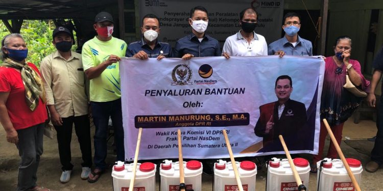 Martin Manurung Kembali Salurkan Bantuan Alat Semprot Elektrik dan Cangkul di Toba Martin Manurung Kembali Salurkan Bantuan Alat Semprot Elektrik dan Cangkul di Toba