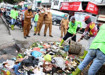 Sampah di Jalan Patuan Anggi Dibersihkan, Plh Sekda Siantar: Tidak akan Ada Lagi Sampah Menumpuk